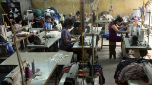 Elborzasztó munkakörülmények a kambodzsai ruhaiparban