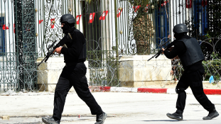Tuniszban 19 áldozata van a múzeumi vérengzésnek