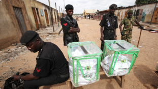 Helyenként véres, másutt békés, olykor döcögős a választás Nigériában