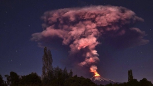 Hajnalban felébredt a Villarrica vulkán Chilében
