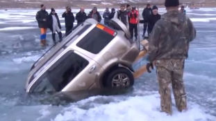 Autómentés a jég alól Oroszországban