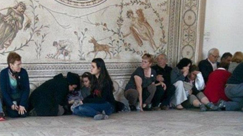 Külföldi turisták a tuniszi Bardo múzeumban a terrortámadás idején