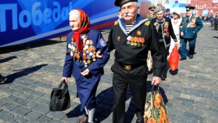 Igénytelen testfestéssel emlékeztek orosz diákok a II. Világháború végére