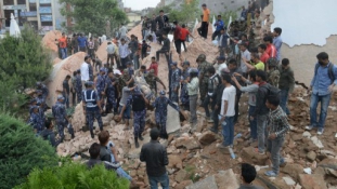 Összeomlott közlekedés, ledőlt templomok, menekülő emberek a nepáli földrengésben