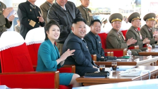 A diktátorpár meccsre jár, vagyis a First Lady nem tűnt el Észak-Koreában