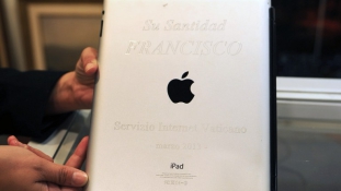 Ismeretlen jótevő fizetett milliókat a pápai iPad-ért