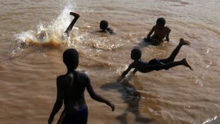 A víz mindenkinek nyakig ér-úszóverseny Kampalában