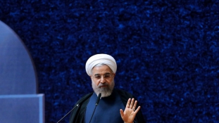 Washington nem enged – Fokozatosan oldják fel a Teherán elleni szankciókat