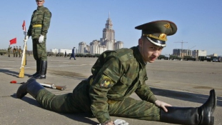 Barbie-val edzenek az orosz katonák