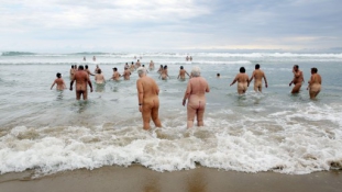 Veszélyben a világ egyik legjobb nudista strandja