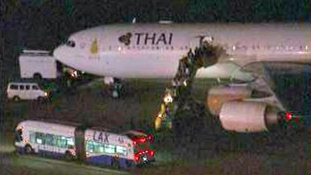Bajban a thai légitársaságok, de a kormányfő majd odacsap