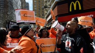 Tizenöt dolláros minimális órabért követelnek New Yorkban
