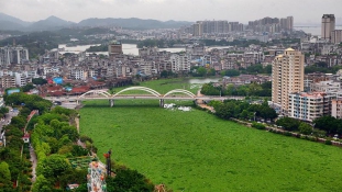 Zöldellő rét lett egy kínai folyóból