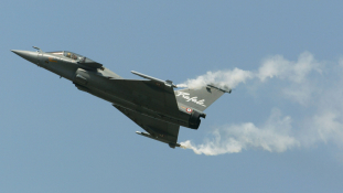 24 francia Rafale harci gépet vesz Katar