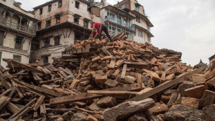 Csoda Nepálban: 82 óra után ástak ki egy túlélőt a halottak közül