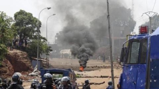 Ellenzéki tüntetőkre lőttek a rendőrök Guineában