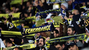 Gólzápor után golyózápor-felfüggeszthetik a török bajnokságot