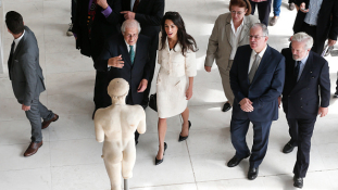 Néha még a stílusikon is pihen. Amal Clooney szakadt farmerben