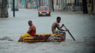 Az erős esőzések miatt házak dőltek össze Havannában
