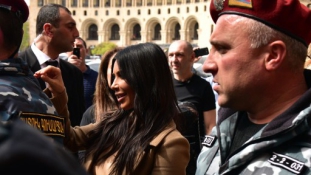 Mit keres Kim Kardashian Jerevánban?