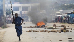 Pengeélen táncol a burundi elnök