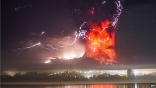 Hamufelhő és sorok a benzinkutaknál. Kitört a Calbuco vulkán