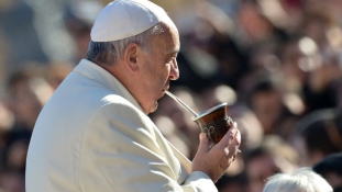 Rákkeltő lenne Ferenc pápa kedvenc itala?