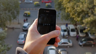 Indiában SOS gombot tesztelnek az Uber taxizók védelmében