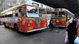 Munkában az első női buszsofőr Delhiben