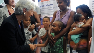 Kemény asszony az IMF-vezére, egy nyomornegyedben érvelt a megszorítások mellett