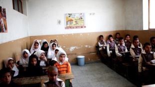 Így oldja Irán meg az afgán menekültkérdést: Kötelező iskolába járással