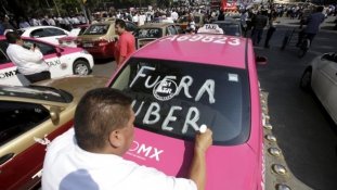 Taxisok százai tiltakoztak az Uber ellen Mexikóvárosban