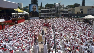 Negyedmillióan követték  Óscar Romero érsek boldoggá avatását