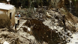 Egy csecsemő túlélte a földcsuszamlást Kolumbiában