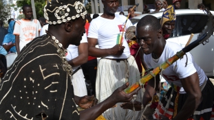 Háncsszoknya, tökedény és matyóhímzés – fesztivál Dakarban