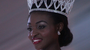 Pucérkodós, piás képei miatt foszthatják meg koronájától Miss Zimbabwét