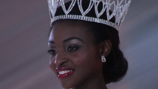 Pucérkodós, piás képei miatt foszthatják meg koronájától Miss Zimbabwét