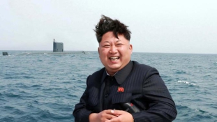 Új víz alatti ballisztikus rakétát tesztelt Kim Dzsong Un