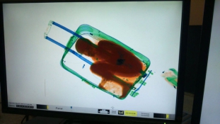 Megúszta a kitoloncolást a bőröndben csempészett afrikai kisfiú