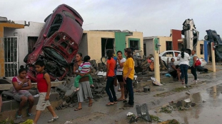 Autókat röpített a háztetőkre a tornádó Mexikóban: 19 halott