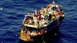 Több ezer menekültet mentettek ki a Földközi-tengeren a hétvégén