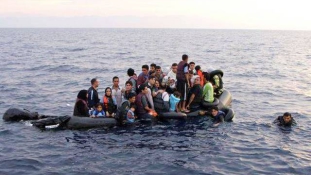 Gazdasági bevándorlókat mentettek ki a Földközi-tengerből