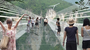 Júliusban adják át a világ legmagasabb és leghosszabb üvegpadlós függőhídját Kínában