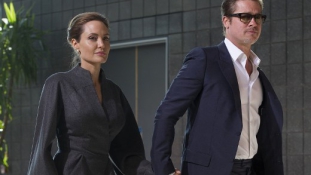 Allűrök nélkül: A Pitt-Jolie házaspár másodosztályon repült vakációra