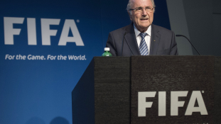 Mégis lemond Sepp Blatter