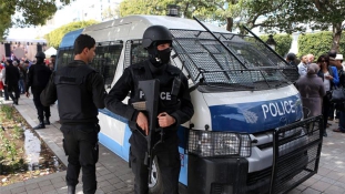 Ezer rendőrt vezényelnek a tunéziai nyaralóhelyek védelmére