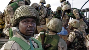 Hadbíróság előtt a terroristák elől kitérő nigériai katonák