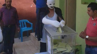 Gipszben adta le a szavazatát a terrortámadásban megsérült kurd férfi