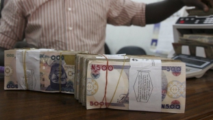 Újságpapír pénz helyett: leleményes bankosok Nigériában