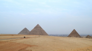 Turistarendőröket lőttek le a gízai piramisoknál